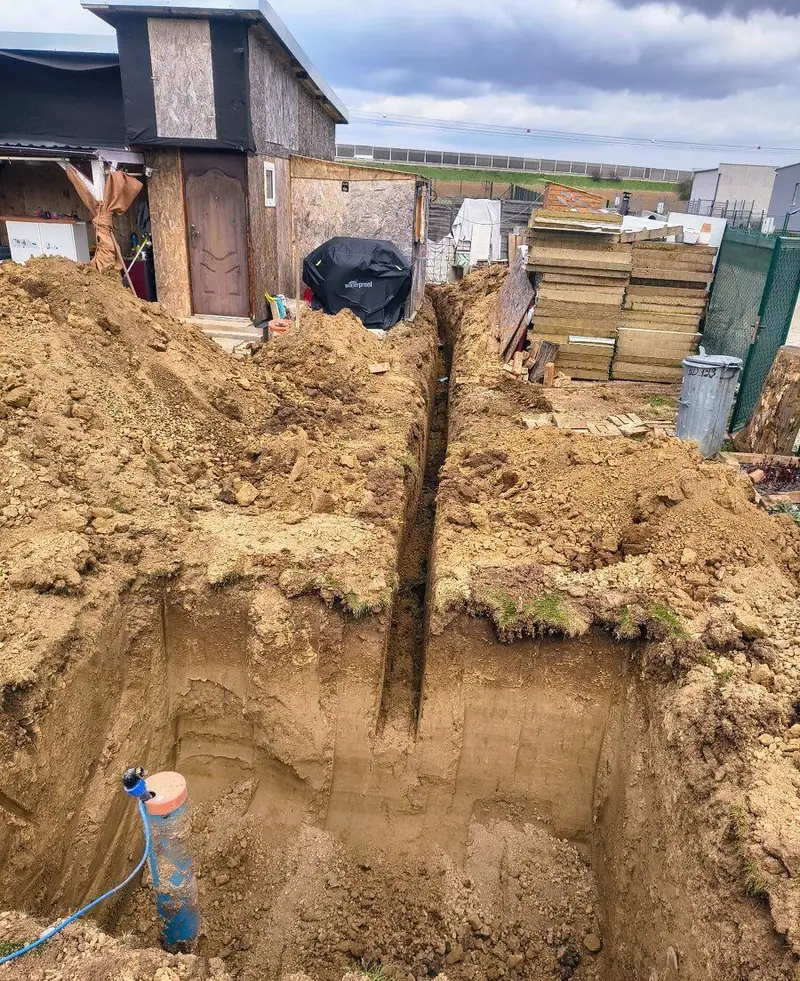 Hlboký výkop pre prípojku s vodovodným potrubím