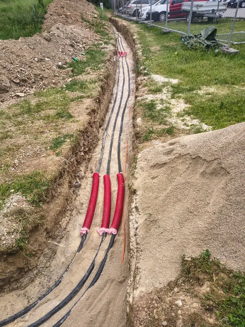 Ryha s káblami a červenými chráničkami